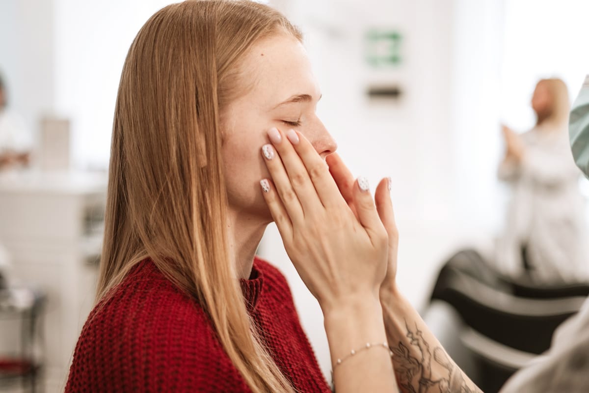 The 2-Minute Tapping Trick That Erases "Cortisol Face" (Without a Single Injection)