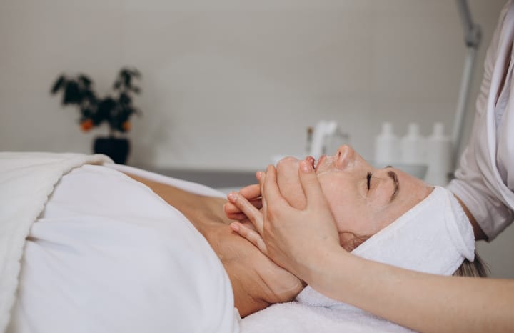 The Morning De-Puff: Why Five Minutes of Lymphatic Drainage Changes Your Entire Day